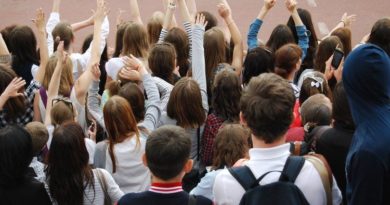 jóvenes en la iglesia